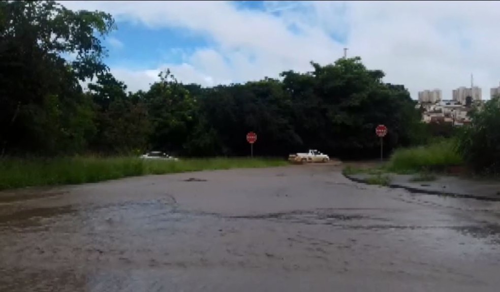 Rotatória ficou alagada em São Carlos (Foto: Walter Villani Jr.)
