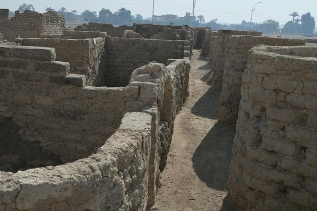 Cidade perdida há 3 mil anos após tempestade de areia é encontrada no Egito (Foto: Reprodução/Facebook Zahi Hawass)