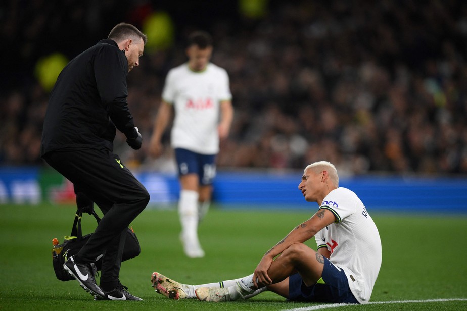 Titular da seleo brasileira, Richarlison sente leso 'sozinho' e  substitudo em jogo contra ex-time