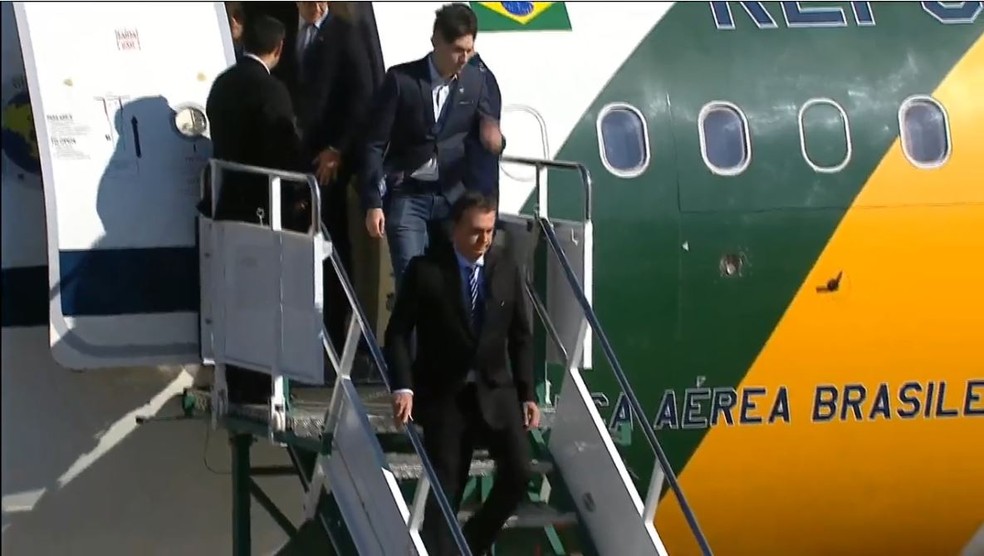 Bolsonaro desce do avião presidencial ao chegar em Santa Fé, na Argentina — Foto: Reprodução