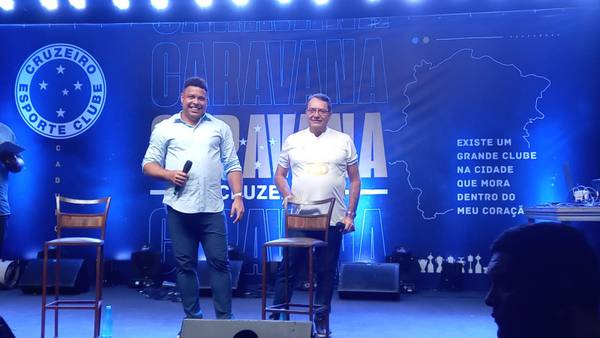 Ronaldo anuncia antecipação da venda da SAF do Cruzeiro em festa.