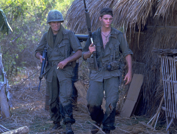 Charlie Sheen e Kevin Dillion em Platoon (1986) (Foto: Reprodução)