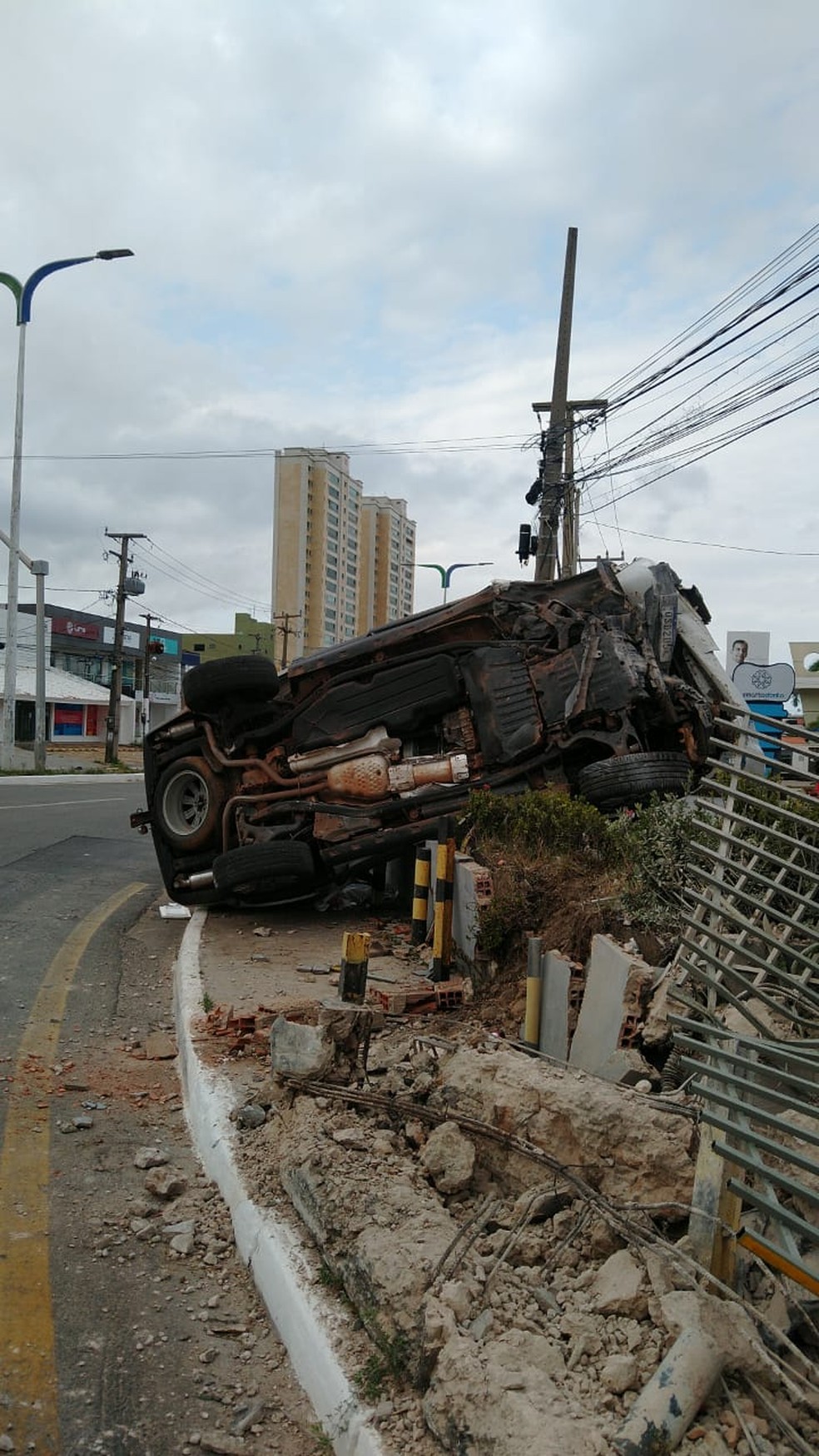 Motorista perde o controle do carro e bate em muro na Avenida dos Holandeses em São Luís — Foto: Jean Silva