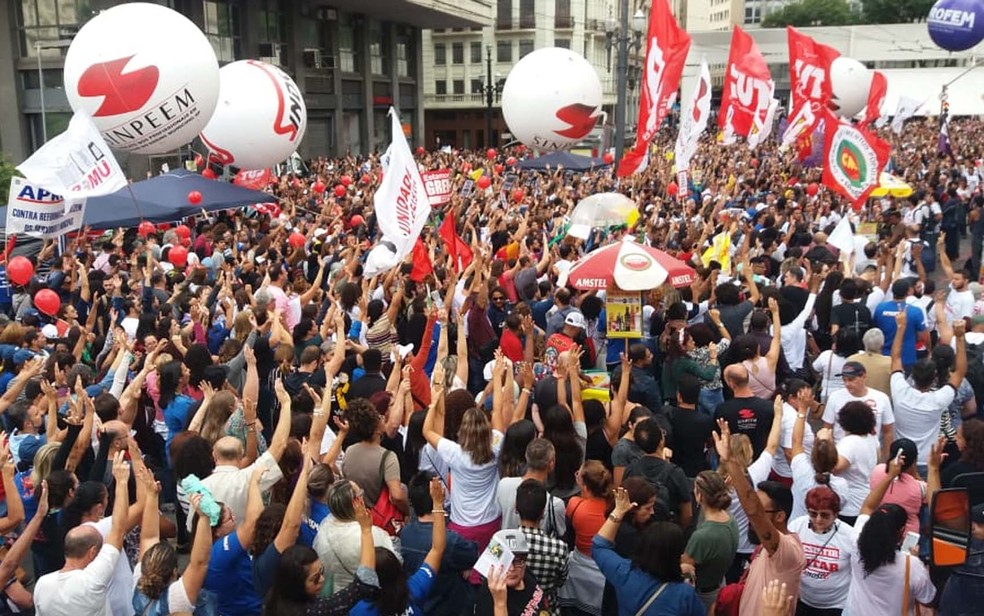 Manifestantes protestam em frente à sede da Prefeitura de São Paulo — Foto: Abraão Cruz/TV Globo