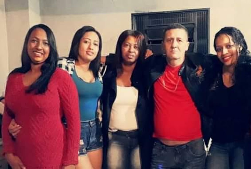 Da esquerda para a direita: Nisiquele, Nisiane, Adalcida, Celso e Nisimara, ex-companheira de Hervane. — Foto: Reprodução Redes Sociais
