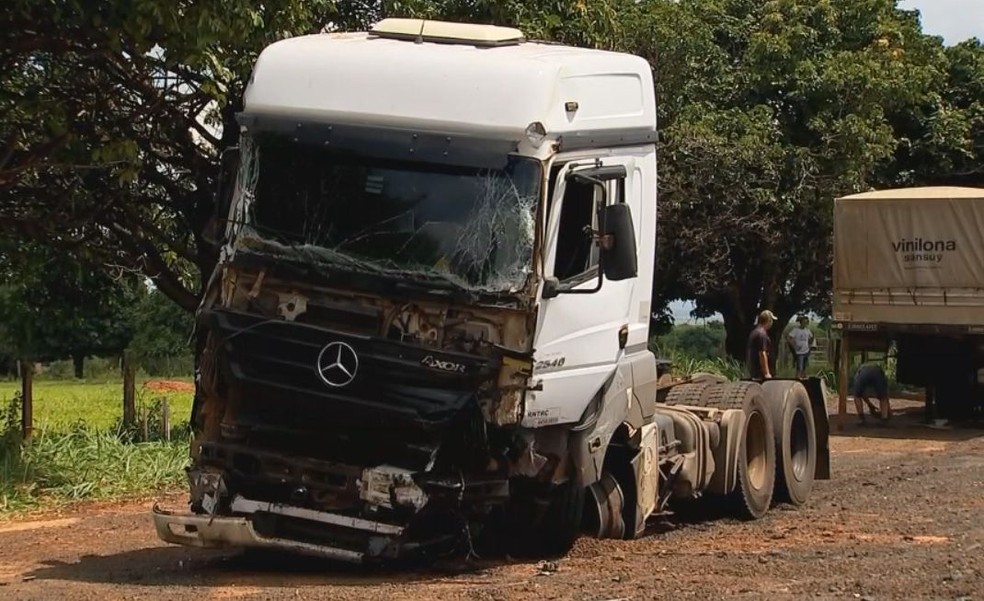 Carro onde estava família bateu de frente com a carreta em Marília (Foto: Robson do Carmo / TV TEM )