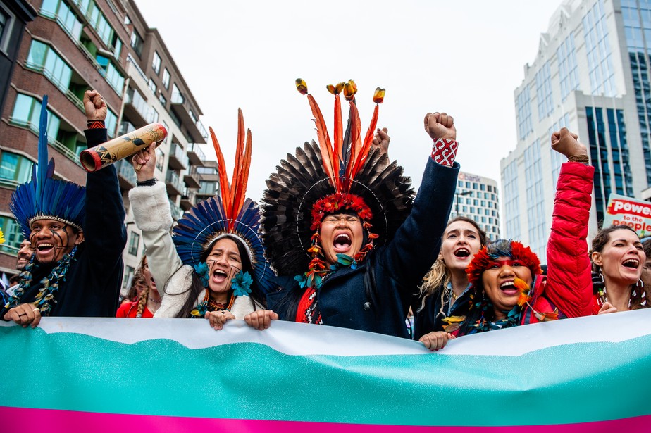 Grupo de indígenas brasileiras se destaca em marcha pelo clima em Bruxelas em 23 de outubro de 2022, duas semanas antes da realização da COP 27