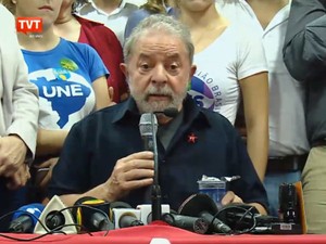 Ex-presidente Lula concede coletiva à imprensa no Diretório Nacional do PT após prestar depoimento à Polícia Federal no Aeroporto de Congonhas, em São Paulo (Foto: Reprodução GloboNews)