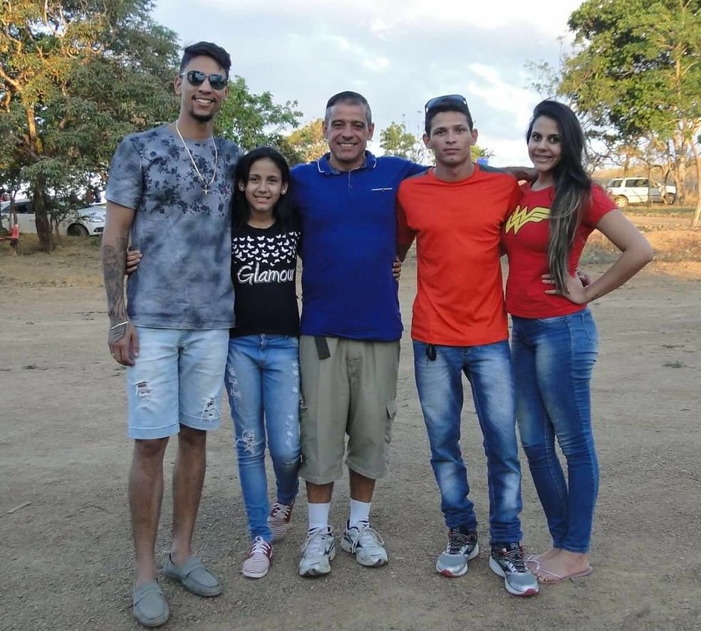 O vigilante Orlandino Ferreira Roque (de azul, ao centro) posa com os quatro filhos em Brasília; Leonardo (de vermelho) só foi 'descoberto' aos 19 anos e foi o responsável por convencer homem a se tratar contra drogas (Foto: Leonardo Pereira da Silva Roque/Arquivo Pessoal)