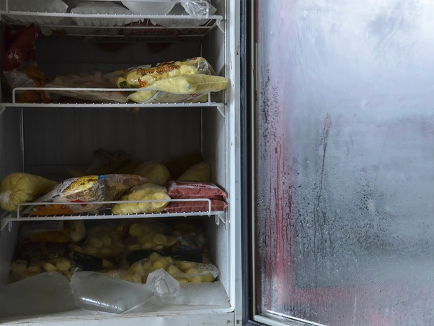 Freezer cheio de alimentos em padaria durante um apagão de Macapá (AM) em 8 de novembro de 2020 (Foto: Getty Images)