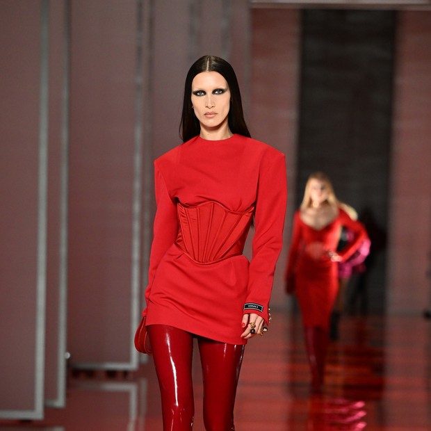 MILAN, ITALY - FEBRUARY 25: Bella Hadid walks the runway at the Versace fashion show during the Milan Fashion Week Fall/Winter 2022/2023 on February 25, 2022 in Milan, Italy. (Photo by Daniele Venturelli/WireImage) (Foto: WireImage)