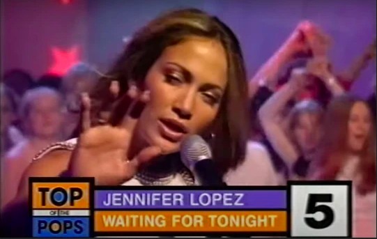 Jennifer Lopez em participação no Top of the Pops no fim dos anos 1990 (Foto: Reprodução)