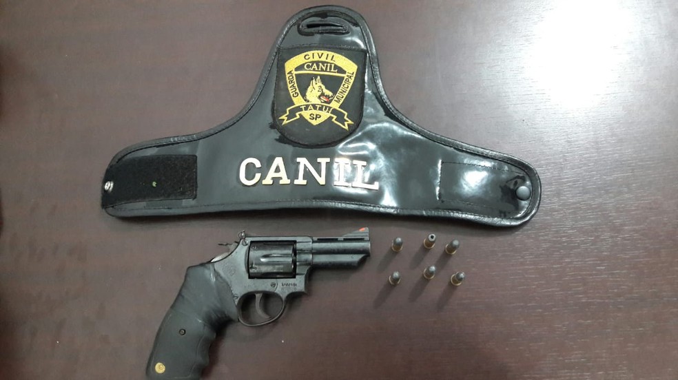 RevÃ³lver calibre 38 estava com numeraÃ§Ã£o raspada e seis cartuchos intactos, em TatuÃ­ (Foto: DivulgaÃ§Ã£o/Guarda Municipal)