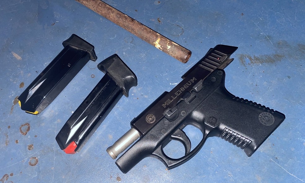 Foram apreendidas uma pistola, carregadores, celulares e um canivete tático. — Foto: Polícia Civil 