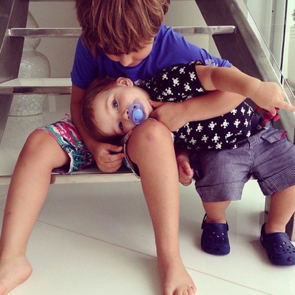 Filhos de Claudia Leitte brincam na escada (Foto: Reprodução/Instagram)