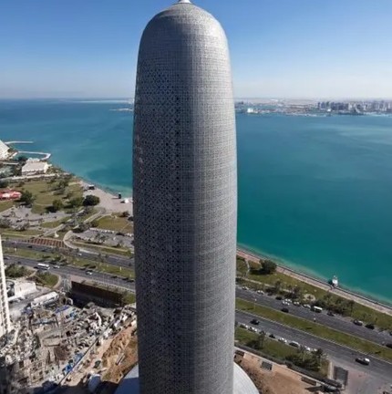 Doha Tower ganhou o apelido de "edifício preservativo" pelo formato. Levou sete anos para ser construído, de 2005 a 2012. Possui 238m de altura, 48 andares — Foto: Divulgação