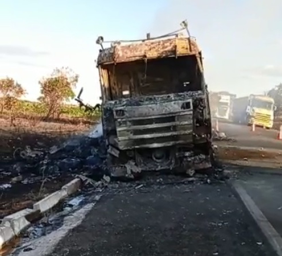 Caminhão ficou destruído pelas chamas — Foto: Guaraí Notícias/Divulgação