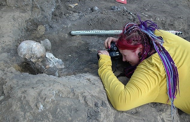 Guerreira estava enterrada com outro guerreiro e dois homens (Foto: North Caucasus united archaeology)