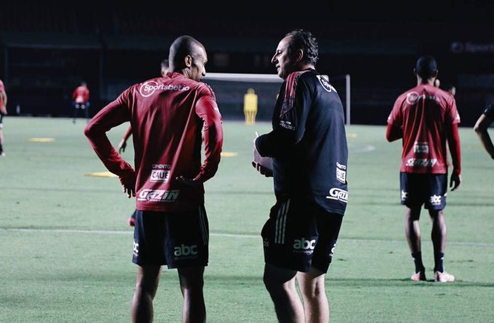 Rogério Ceni e Miranda conversam durante treino — Foto: Rubens Chiri / saopaulofc