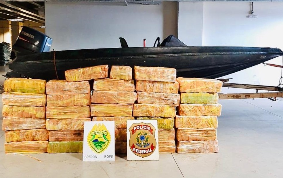 Cerca de 700 kg de maconha foram abandonados em barco após a chegada dos policiais, na zona rural de Pato Bragado — Foto: PM/Divulgação