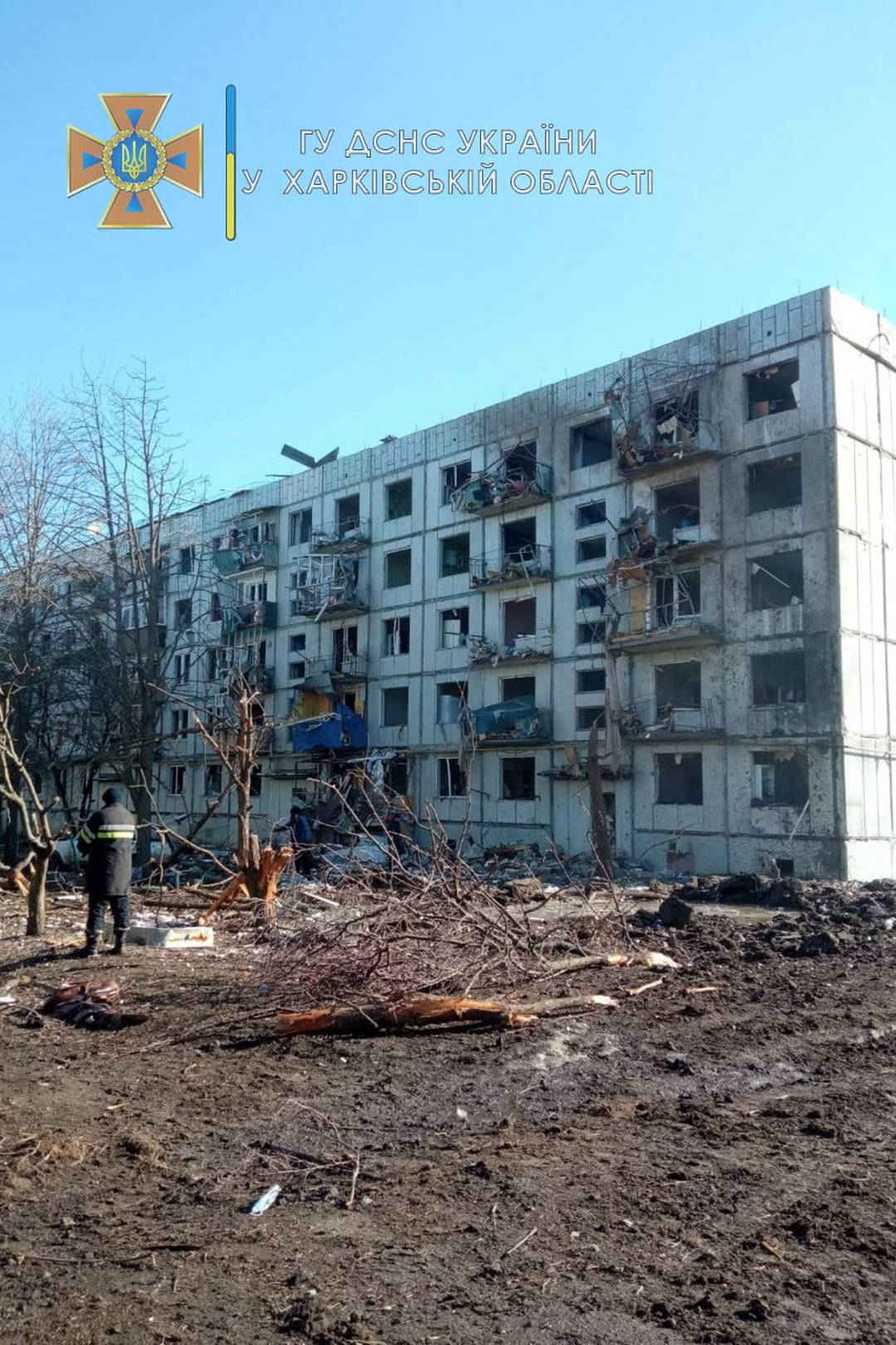 Prédio atingido por bombas na cidade de Chuhuiv, na região de Kharkiv, na Ucrânia, em 24 de fevereiro de 2022