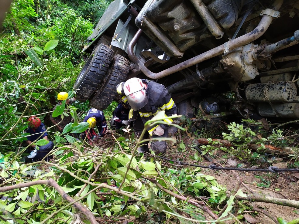 Socorristas durante o resgate das vítimas do acidente envolvendo um caminhão do Exército no Vale do Itajaí — Foto: CBMSC/Divulgação