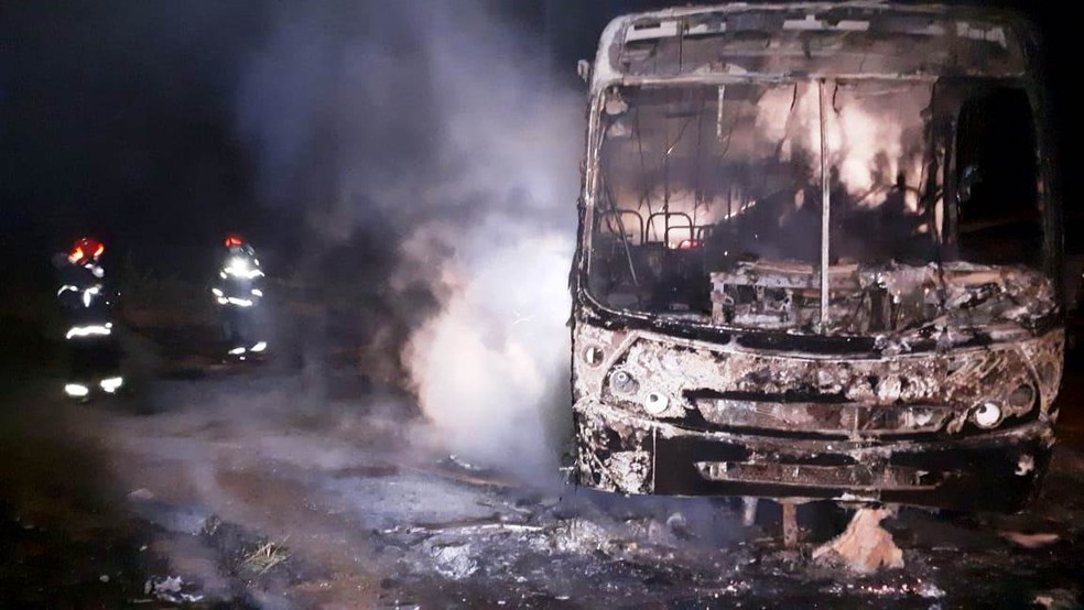 Ônibus foi incendiado no Bairro Morada Nova em Uberlândia (Foto: G1                       )