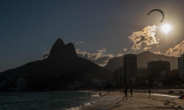 Um kitesurfista é visto na praia de Ipanema, no Rio de Janeiro