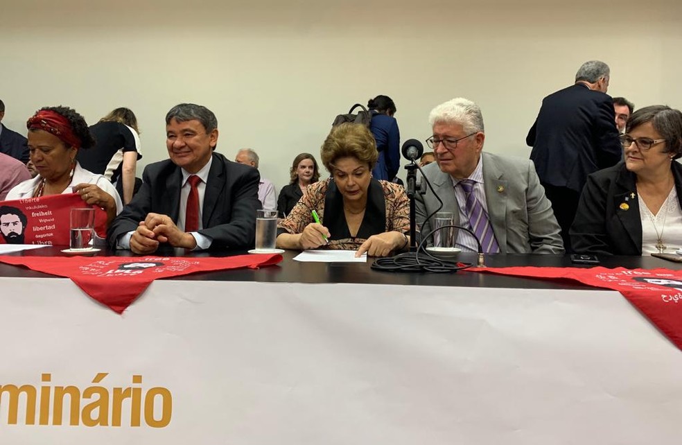 Dilma participou de ato
 na Cmara ao lado do governador do Piau, Wellington Dias (PT), e do 
ex-senador Roberto Requio (MDB-PR)  Foto: Luiz Felipe Barbiri/G1