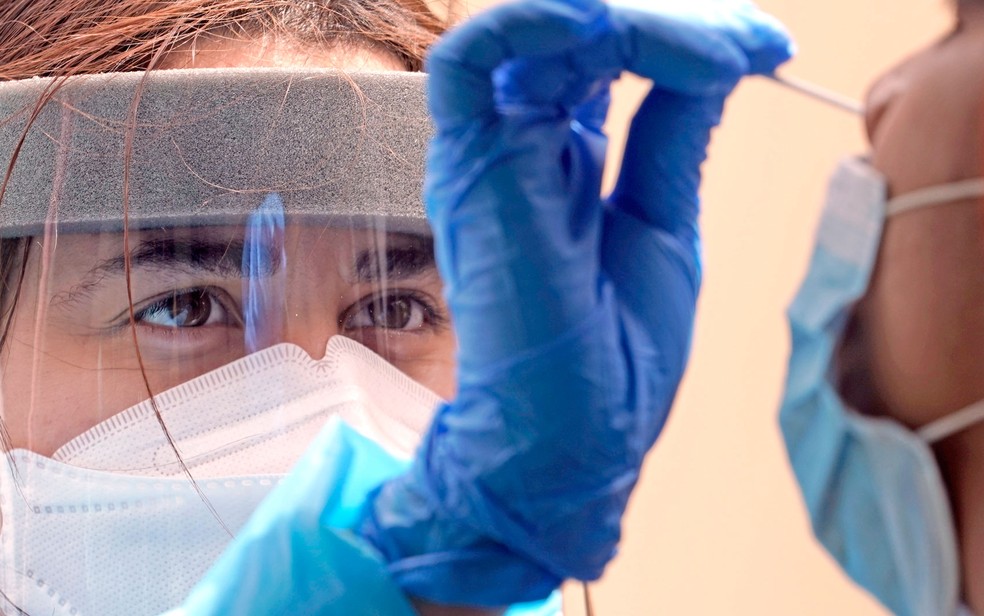 Coleta de amostras de nasofaringe para teste de Covid-19 &mdash; Foto: AP Photo/David J. Phillip