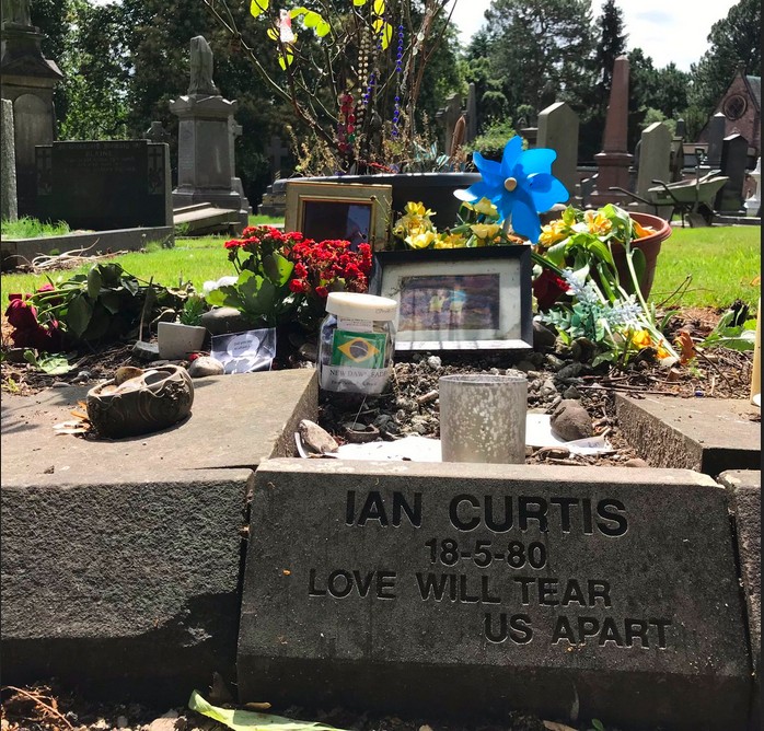 O túmulo de Ian Curtis vandalizado e sem a pedra roubada (Foto: Twitter)