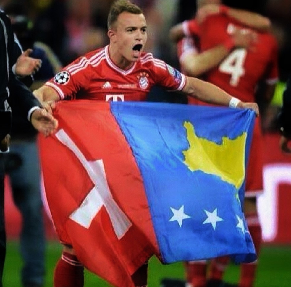 Shaqiri com a bandeira metade Kosovo e metade Suíça  — Foto: Reprodução rede social 