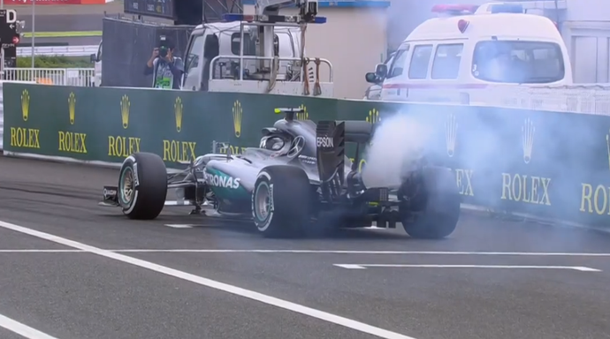 Mercedes de Nico Rosberg solta fumaça suspeita (Foto: Reprodução)