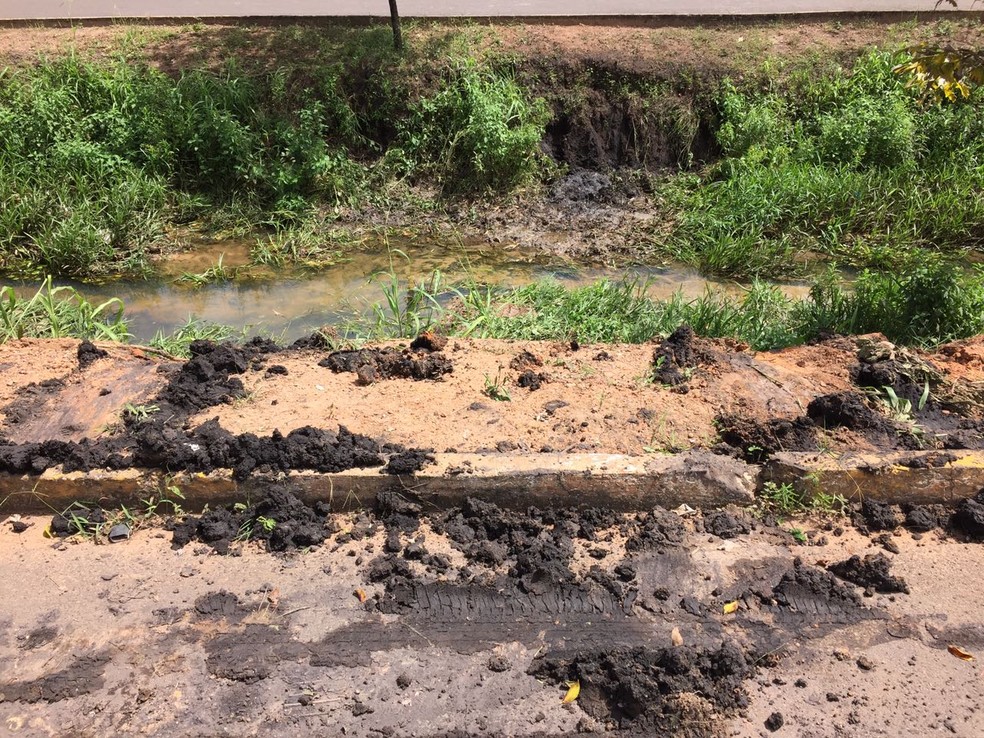 Segundo a PM, a vítima ficou submersa até o veículo ser desvirado (Foto: João Carlos Morandi/TVCA)