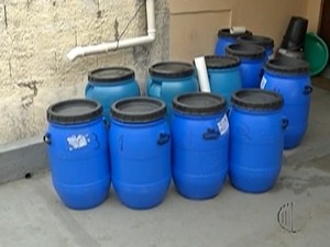 Galões para armazenar água (Foto: Reprodução/TV Diário)