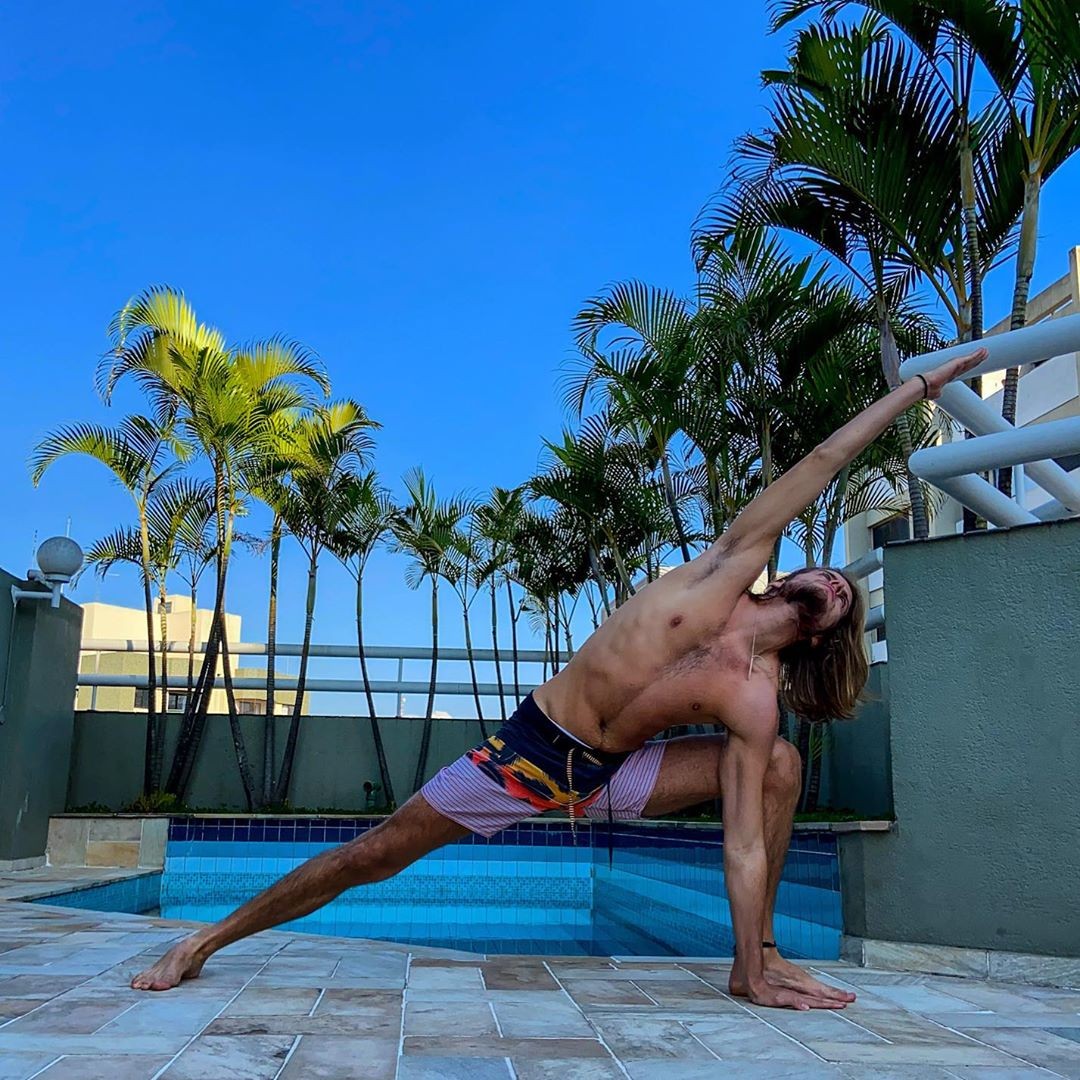 Ex-BBB Daniel Lenhardt surge em pose de yoga: 