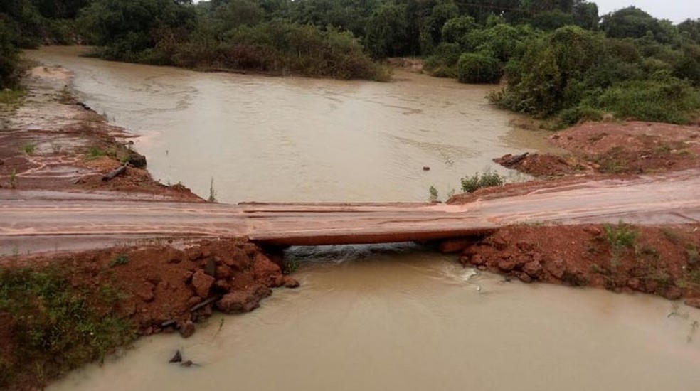 Desvio foi feito às margens do Rio Borecaia, na MT-326 (Foto: Interativa FM)