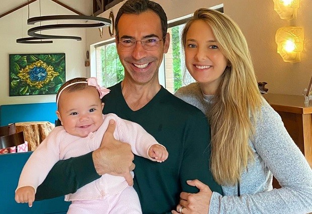 Cesar Tralli e Ticiane Pinheiro posam com a filha, Manuella (Foto: Reprodução/Instagram)