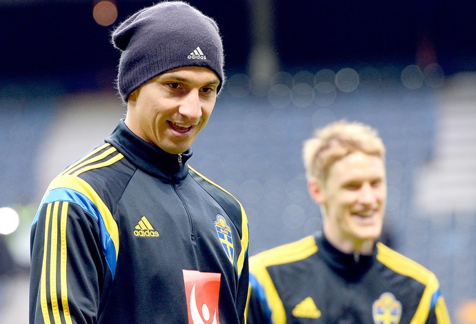 Ibrahimovic no treino da Suécia Eliminatórias (Foto: AFP)