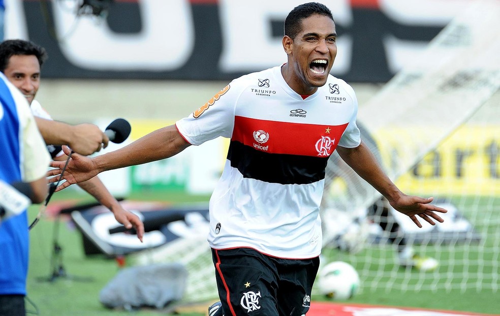 Filho mais jovem de Cléber é torcedor do Flamengo e sonha vestir a camisa do clube — Foto: Alexandre Vidal/FlaImagem