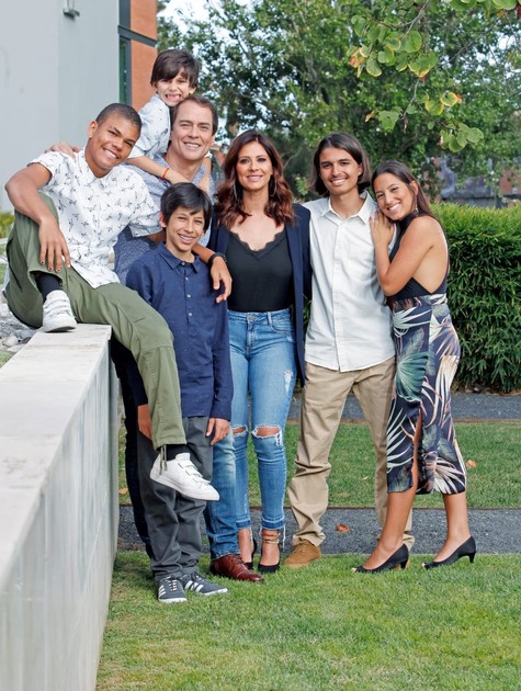 Marcello Antony com a mulher, Carolina, e os filhos (Foto: Arquivo pessoal)