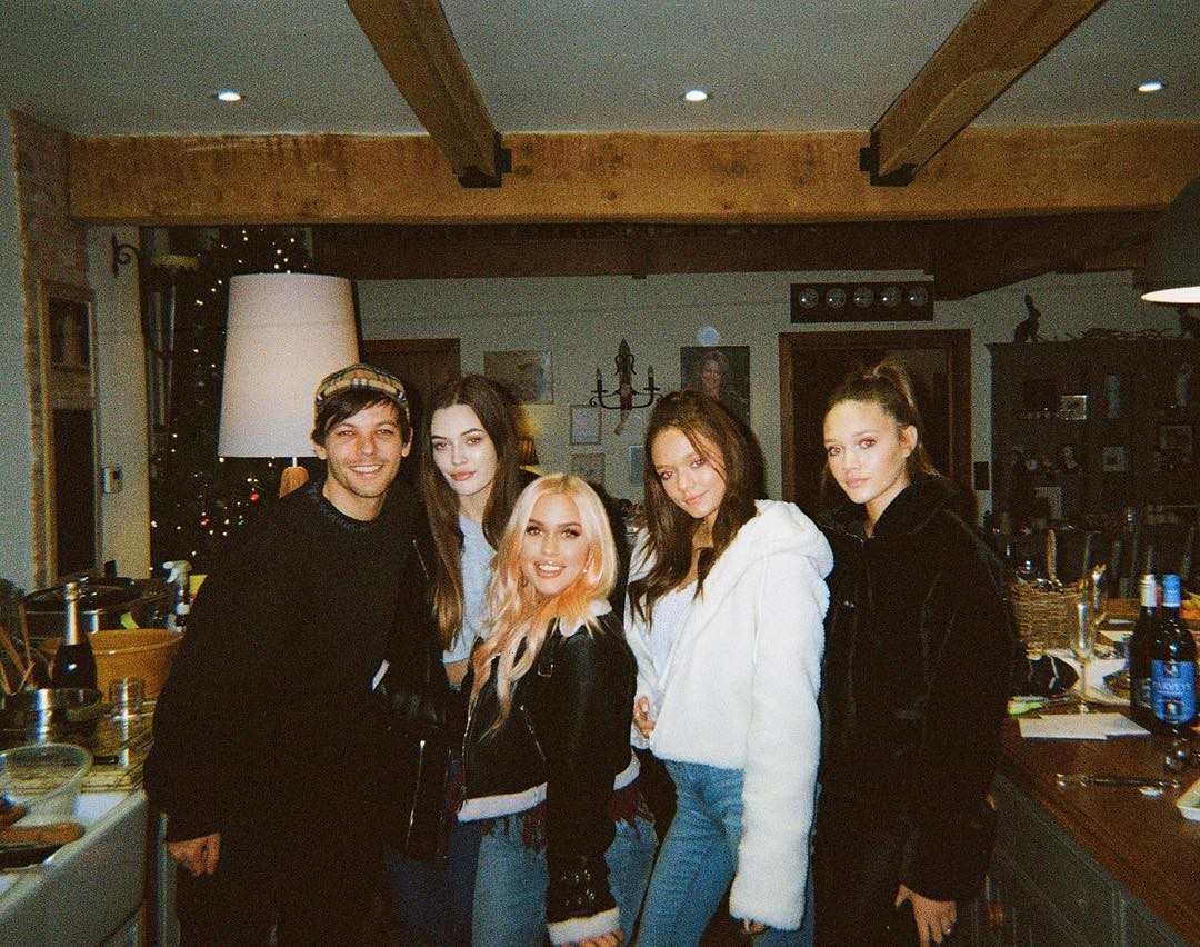 Louis Tomlinson com as irmãs Felicite, Lottie e as gêmas Phoebe e Daisy  (Foto: Reprodução/Instagram)