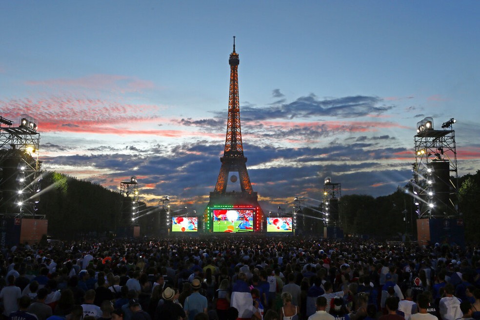 Imagem de arquivo mostra telões instalados em frente à torre Eiffel, em Paris, durante final da Eurocopa de 2016. — Foto: Francois Mori/ AP
