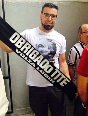 torcedor corinthians Cleyton Assad faixa de apoio ao treinador Tite (Foto: Diego Ribeiro)