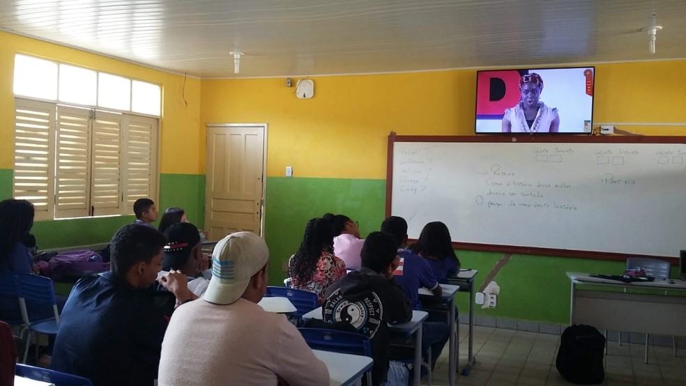 Estudantes participam de atividade voltada para resgate de memórias da comunidade onde vivem — Foto: Arquivo Pessoal