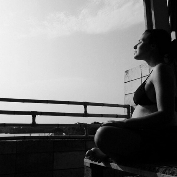 Juliana meditando (Foto: Reprodução / Instagram)