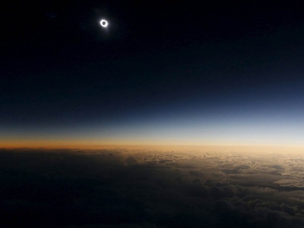 Eclipse solar é visto durante o apelidado 'Voo do Eclipse', um trajeto de avião que saiu da cidade russa de Murmansk para observar o eclipse de cima das águas neutras do Mar da Noruega (Foto: Sergei Karpukhin/Reuters)