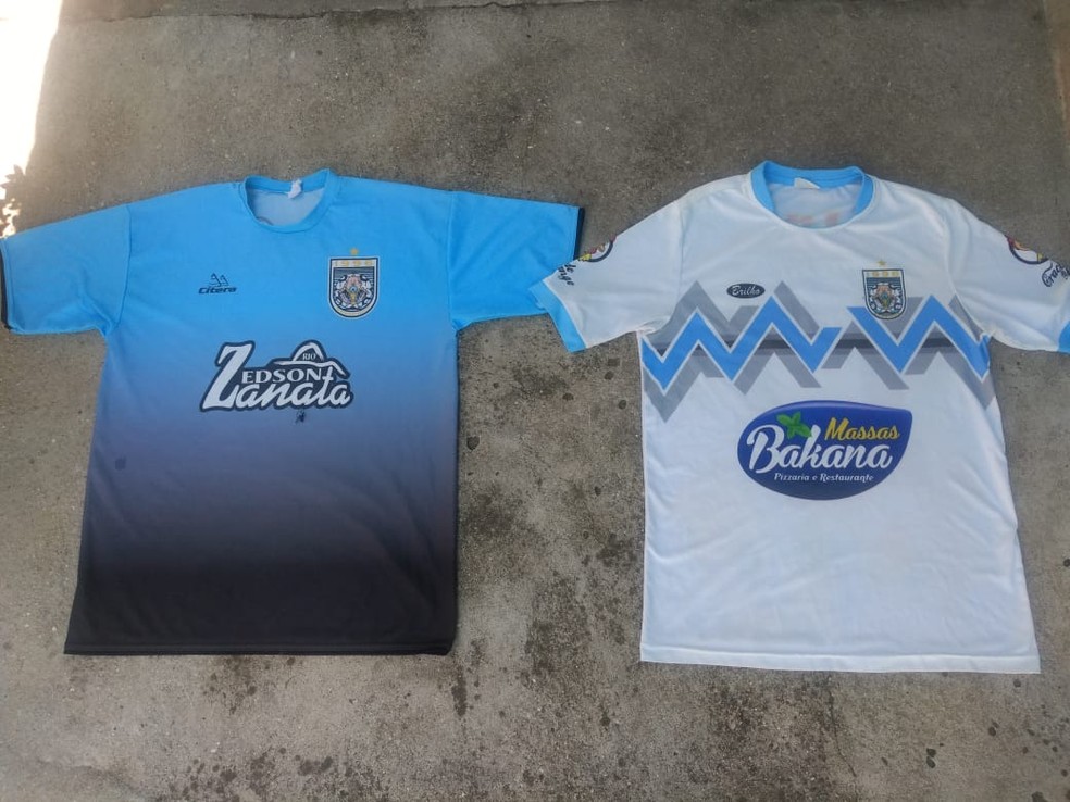 Clube possui apenas dois jogos de camisa para as partidas de todas as quatro categorias — Foto: Hamilton Silva - Greminho