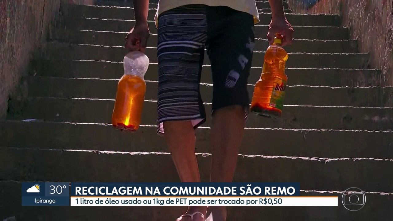 Moradores trocam óleo usado e plástico por dinheiro