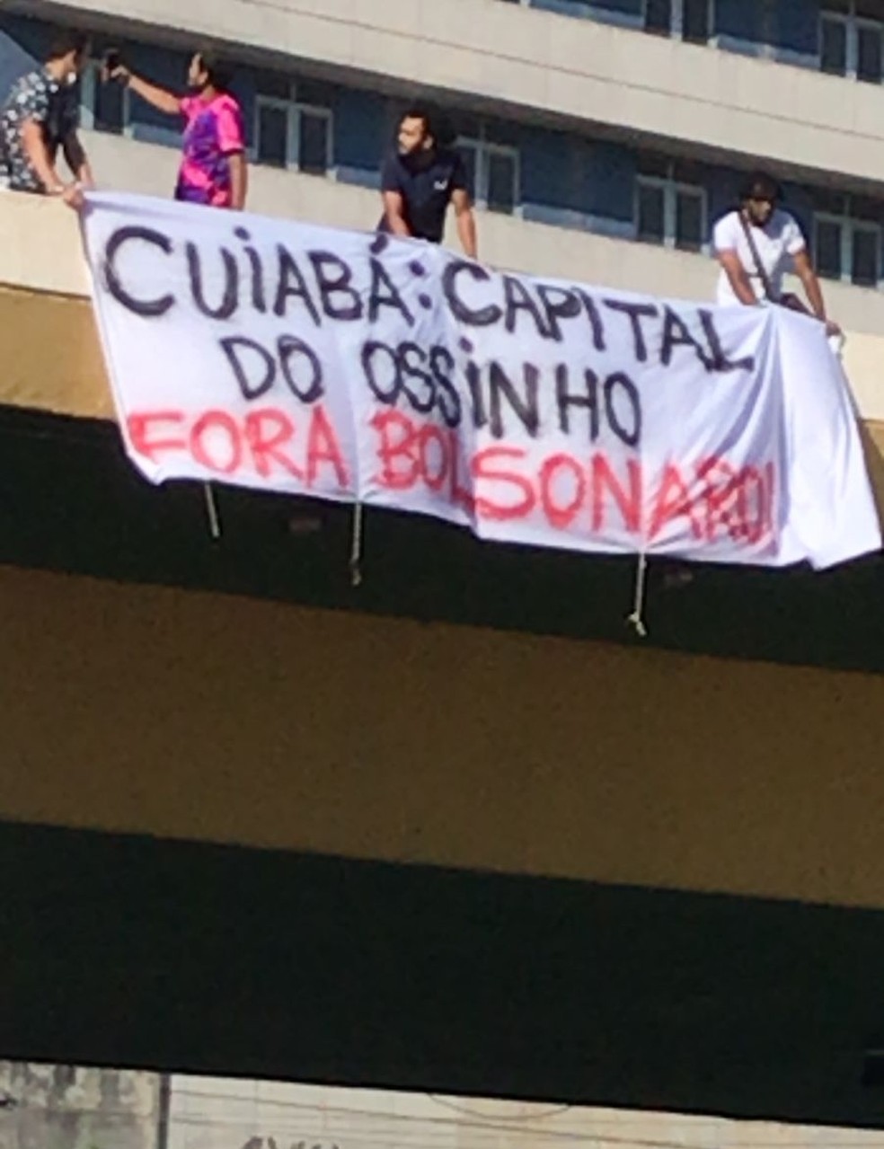 Faixas instaladas por manifestantes em Cuiabá — Foto: Reprodução